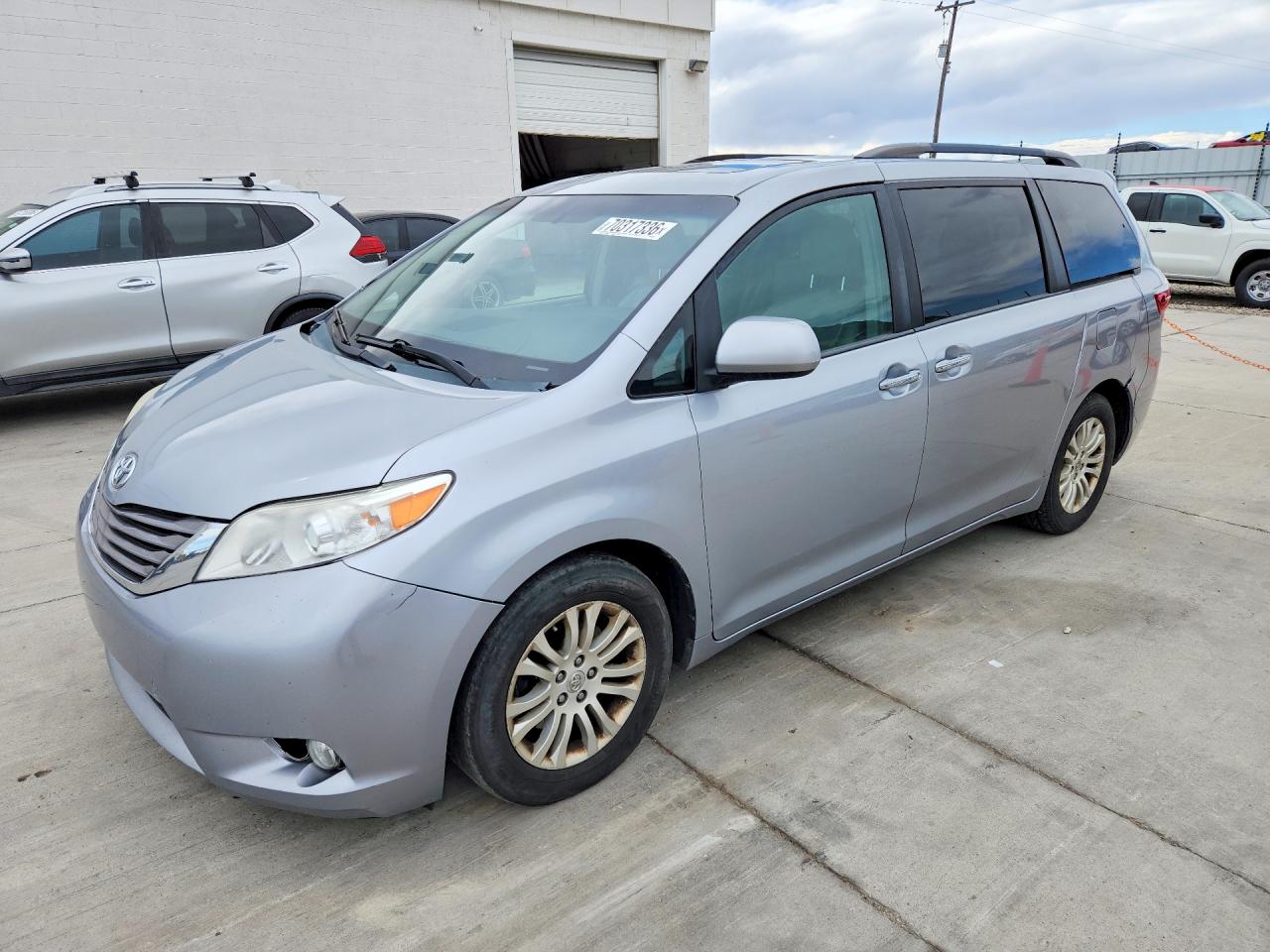 2016 TOYOTA SIENNA — Front 3/4