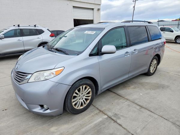 2016 TOYOTA SIENNA — DSFA — Front 3/4