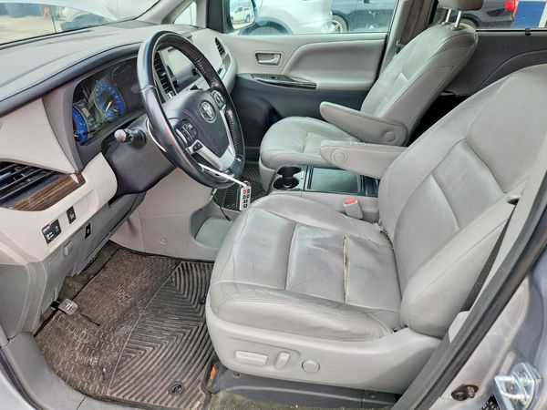 2016 TOYOTA SIENNA — DENT