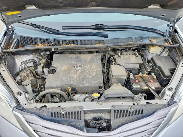 2016 TOYOTA SIENNA — Engine bay
