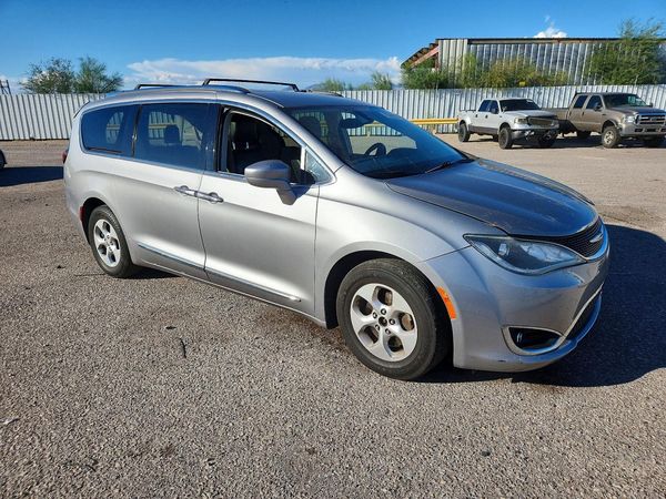 2017 CHRYSLER PACIFICA Touring L Plus — Passenger 3/4