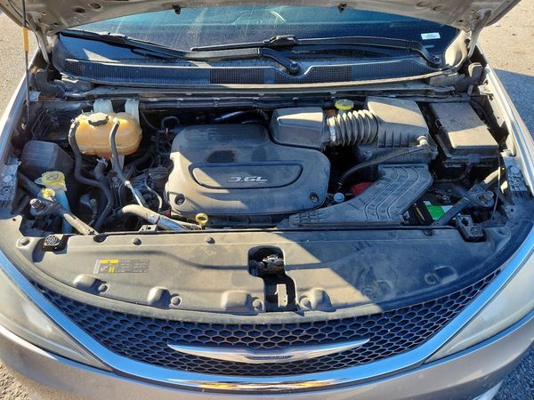 2017 CHRYSLER PACIFICA Touring L Plus — Engine bay