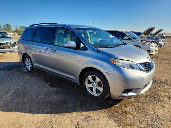 2013 TOYOTA SIENNA — Passenger 3/4