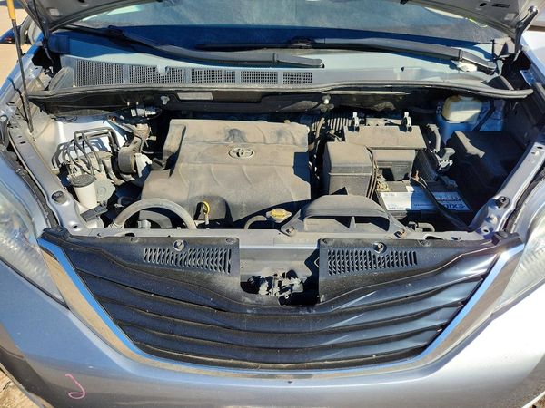2013 TOYOTA SIENNA — Engine bay