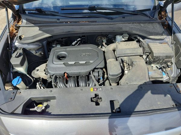 2019 HYUNDAI SANTA FE SE — Engine bay