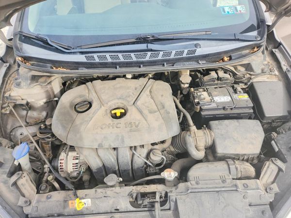 2014 HYUNDAI ELANTRA GLS(Middle) — Engine bay
