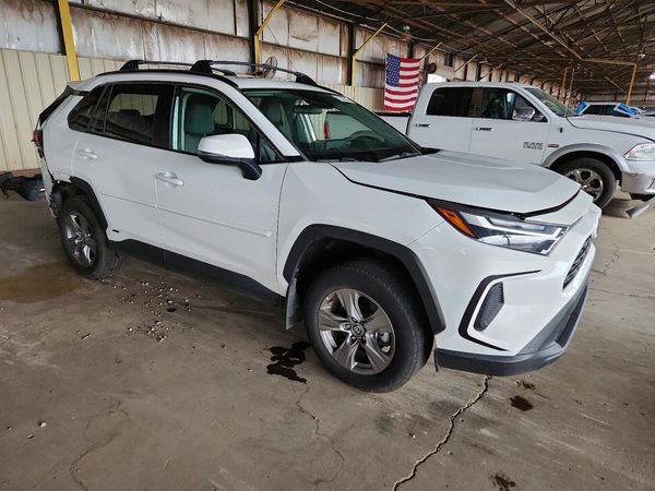 2024 TOYOTA RAV4 XLE — Passenger 3/4