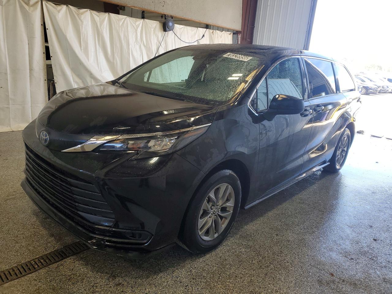 2025 TOYOTA SIENNA LE — Front 3/4