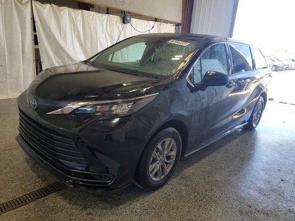 2025 TOYOTA SIENNA LE — Front 3/4