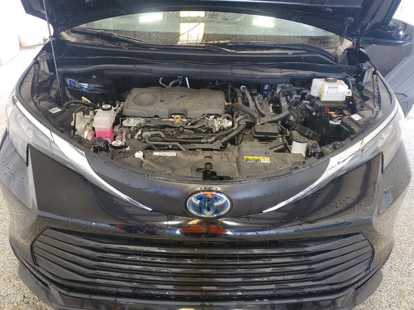 2025 TOYOTA SIENNA LE — Engine bay