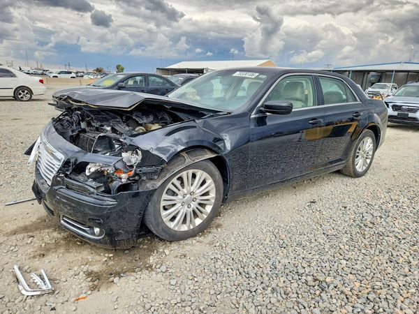 2013 CHRYSLER 300 Base — Front 3/4