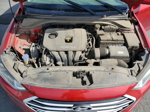 2018 HYUNDAI ELANTRA — Engine bay