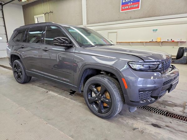 2023 JEEP GRAND CHEROKEE Laredo, Altitude — Passenger 3/4