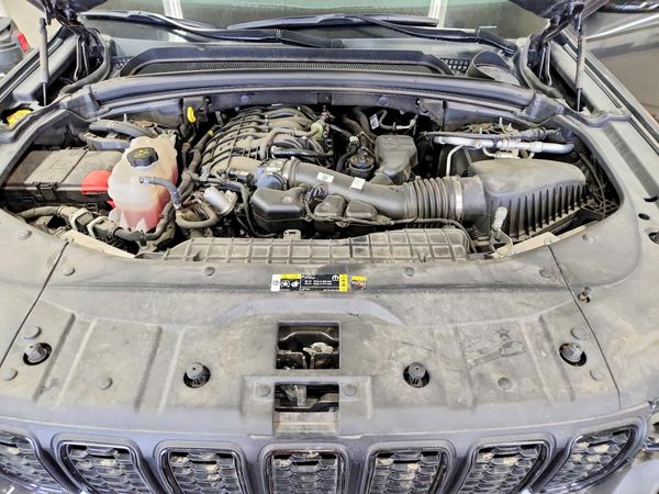 2023 JEEP GRAND CHEROKEE Laredo, Altitude — Engine bay
