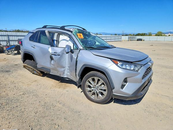 2020 TOYOTA RAV4 XLE Premium — Passenger 3/4
