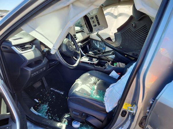 2020 TOYOTA RAV4 XLE Premium — DENT