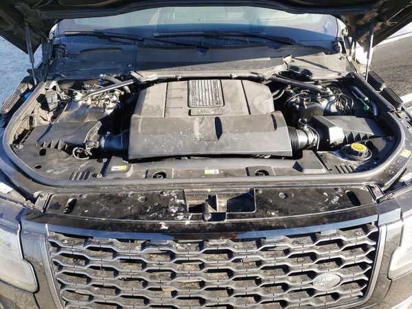 2019 LAND ROVER RANGE ROVER HSE — Engine bay