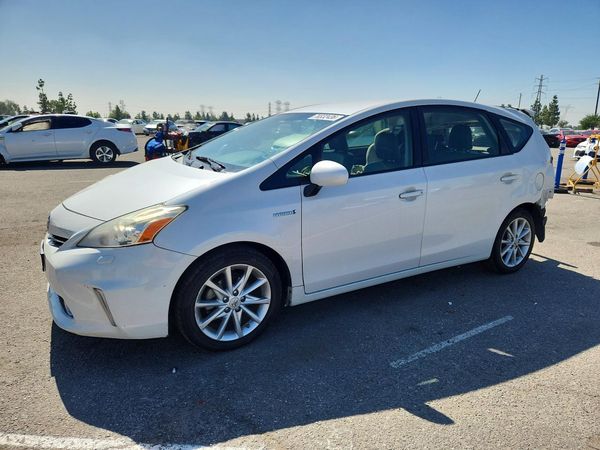 2014 TOYOTA PRIUS — Front 3/4