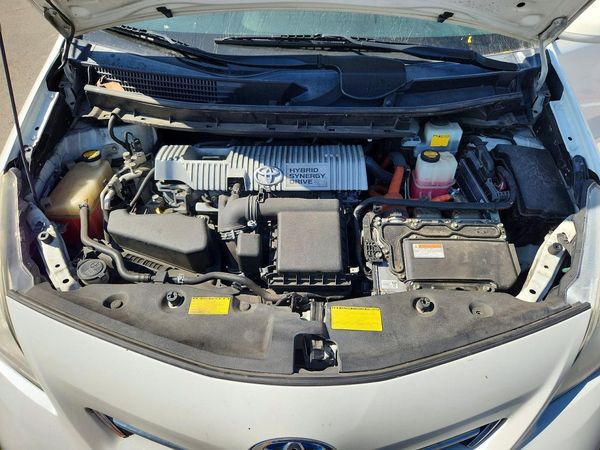 2014 TOYOTA PRIUS — Engine bay