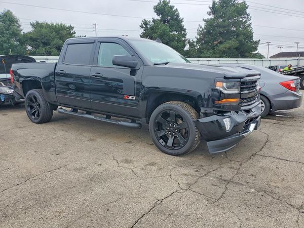 2017 CHEVROLET SILVERADO LT — Passenger 3/4