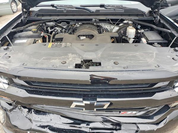 2017 CHEVROLET SILVERADO LT — Engine bay