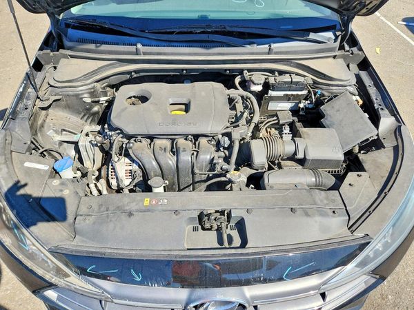 2020 HYUNDAI ELANTRA SE — Engine bay