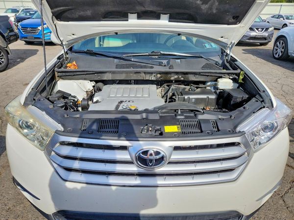 2012 TOYOTA HIGHLANDER Base/Hybrid — Engine bay