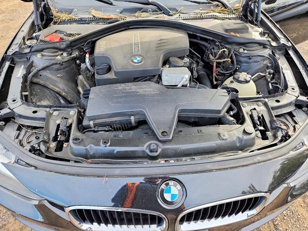 2013 BMW 3 SERIES xDrive SA — Engine bay
