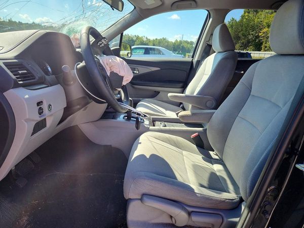 2016 HONDA PILOT LX — DENT