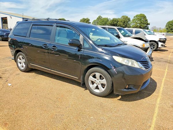 2012 TOYOTA SIENNA — Passenger 3/4