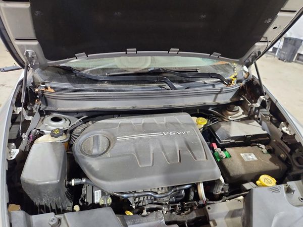 2015 JEEP CHEROKEE Limited — Engine bay