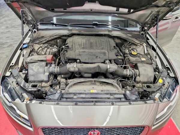 2018 JAGUAR XF Sportbrake S — Engine bay