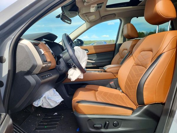 2025 NISSAN PATHFINDER Platinum — DENT