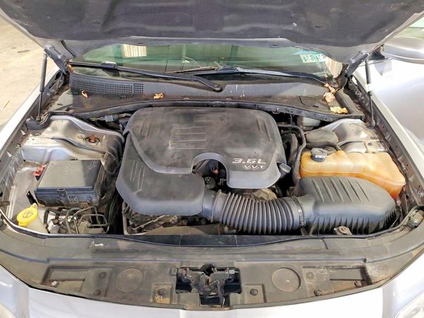 2014 CHRYSLER 300 — Engine bay