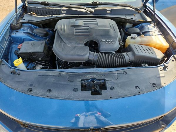 2020 DODGE CHARGER SXT — Engine bay
