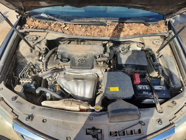 2012 TOYOTA CAMRY — Engine bay