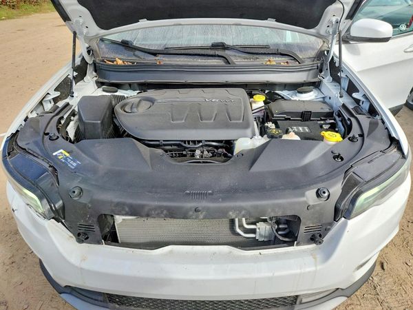 2020 JEEP CHEROKEE Limited — Engine bay