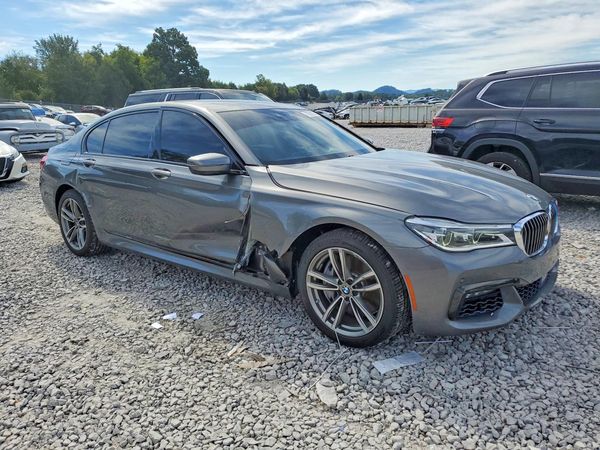 2018 BMW 750 — Passenger 3/4