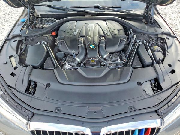 2018 BMW 750 — Engine bay