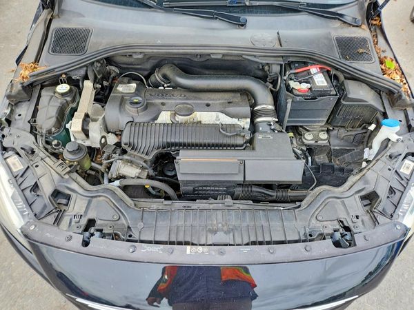 2016 VOLVO S60 SV33 Premier — Engine bay