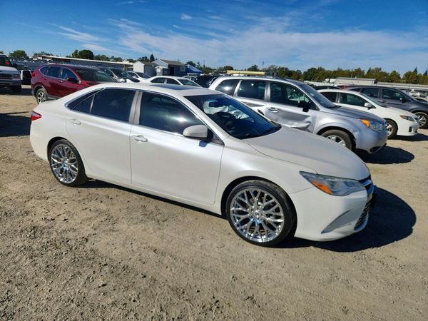 2015 TOYOTA CAMRY — Passenger 3/4