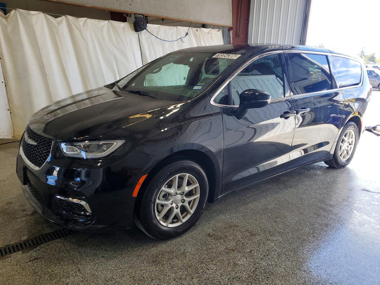 2026 CHRYSLER PACIFICA Select — Front 3/4