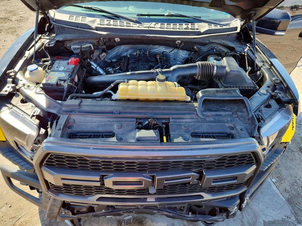 2019 FORD F150 Super Crew - Raptor — Engine bay