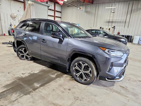 2021 TOYOTA RAV4 LE — Passenger 3/4