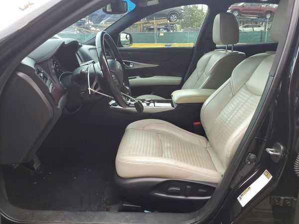 2016 INFINITI Q70 — DENT