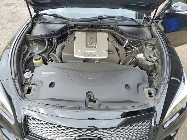 2016 INFINITI Q70 — Engine bay