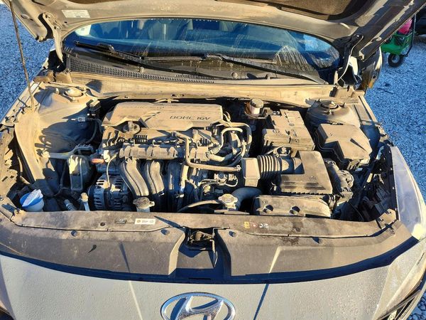 2022 HYUNDAI ELANTRA SEL — Engine bay