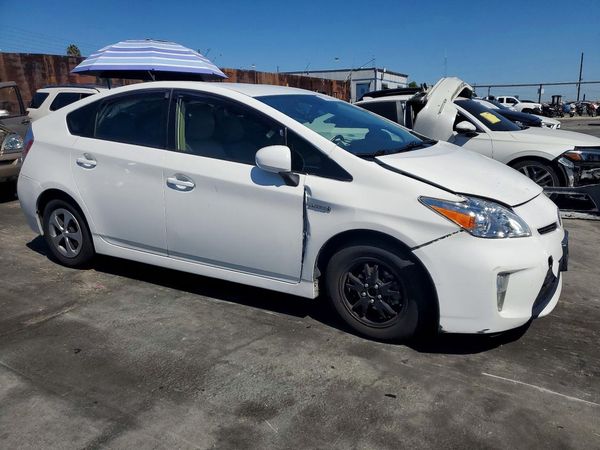 2013 TOYOTA PRIUS — Passenger 3/4