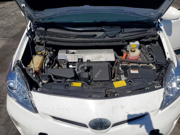2013 TOYOTA PRIUS — Engine bay
