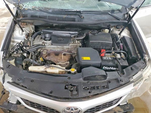 2013 TOYOTA CAMRY — Engine bay
